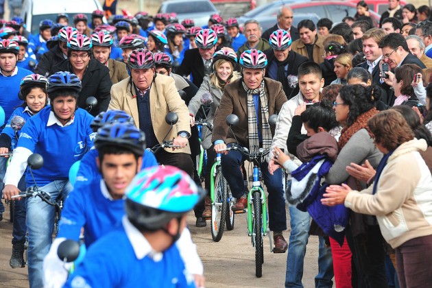 Los chicos disfrutaron de sus bicis, ante la mirada de los vecinos del pueblo