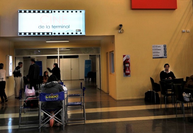 Más de 600 personas disfrutan de las proyecciones gratuitas de cine en la Terminal.