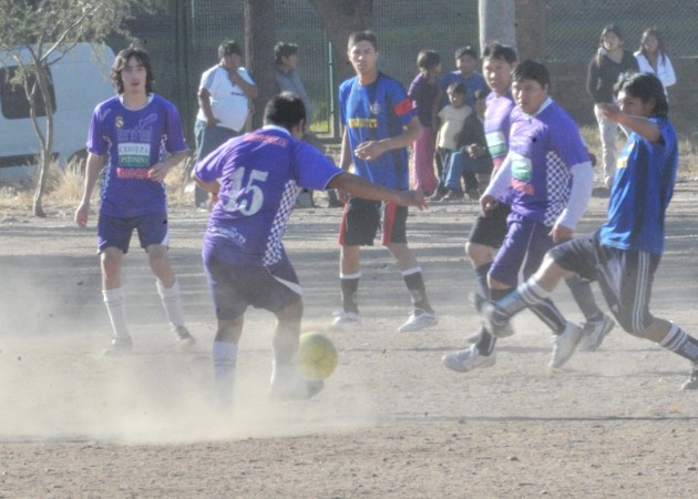 Son casi 300 los jugadores que representan a 16 equipos de la Comunidad Boliviana