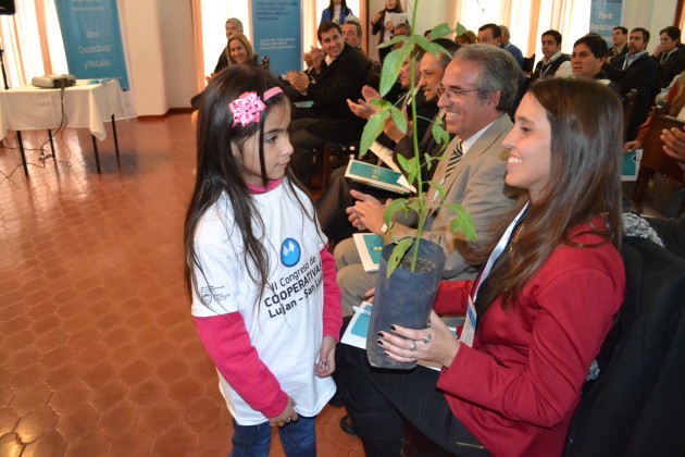 Chicos de Lujan entregaron plantines a los disertantes