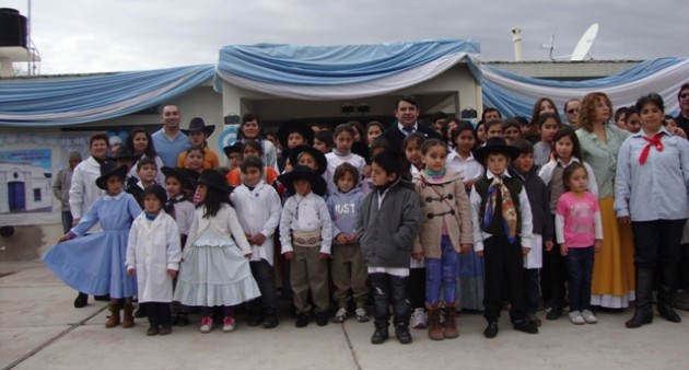 Alumnos de las distintas escuelas expusieron sus versos, realizaron bailes tradicionales como el gato y la chacarera.