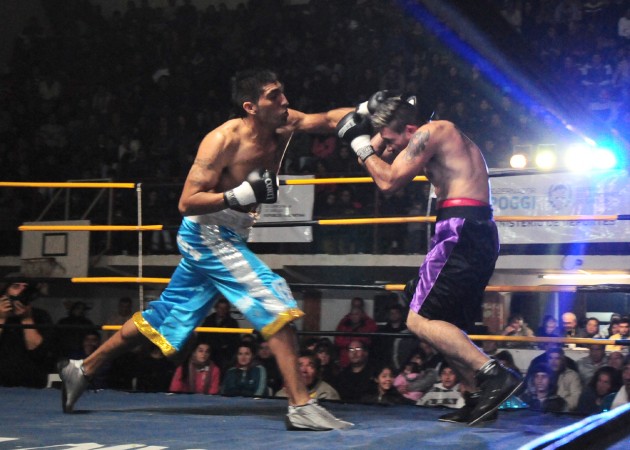 En los dos round que duró la pelea, Aumada tiró a su rival. 