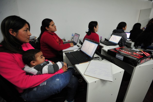 Una imagen emotiva. Estudiar en compañía de sus hijos.