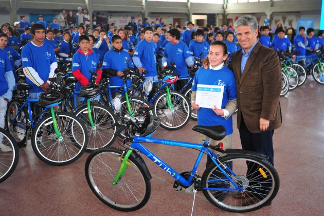 Cara de felicidad, uno de los chicos que recibió la bici junto al gobernador.