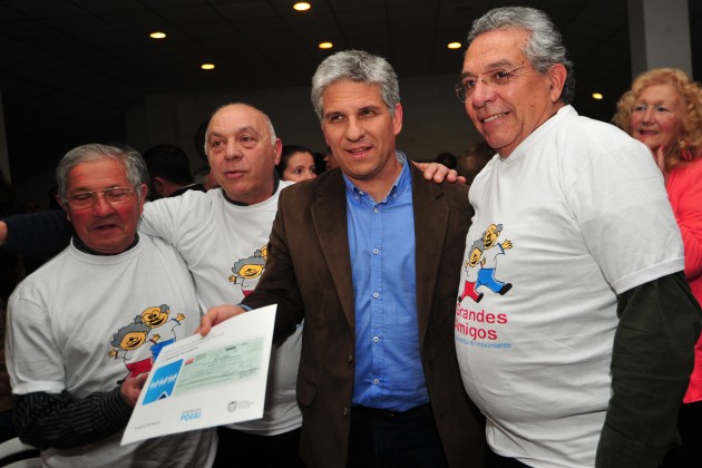 El gobernador junto a representantes de una ONG