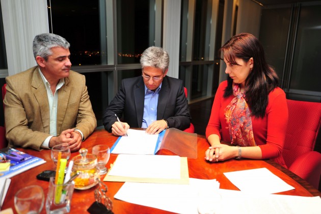 Momento de la firma de decreto de declaración de patrimonio cultural para el Palacio de los Deportes.