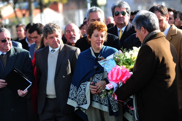 El gobernador Poggi le entrega a la viuda de Rivas un presente floral