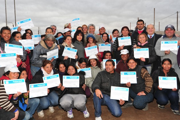 El gobernador hizo entrega de los certificados.