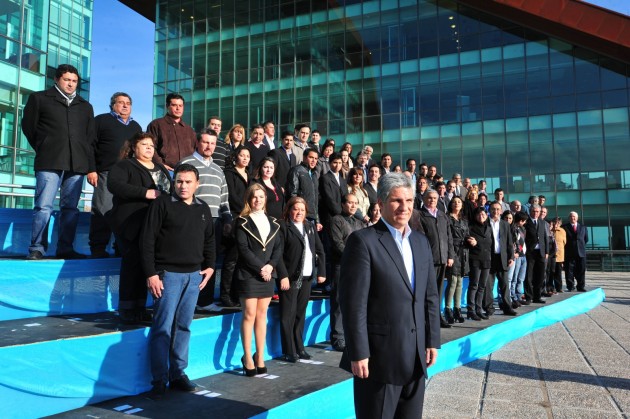 El gobernador junto a los candidatos.