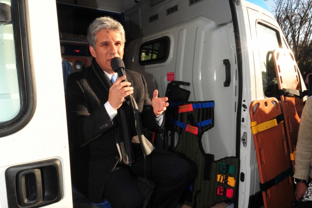 El Gobernador habla junto a la nueva ambulancia