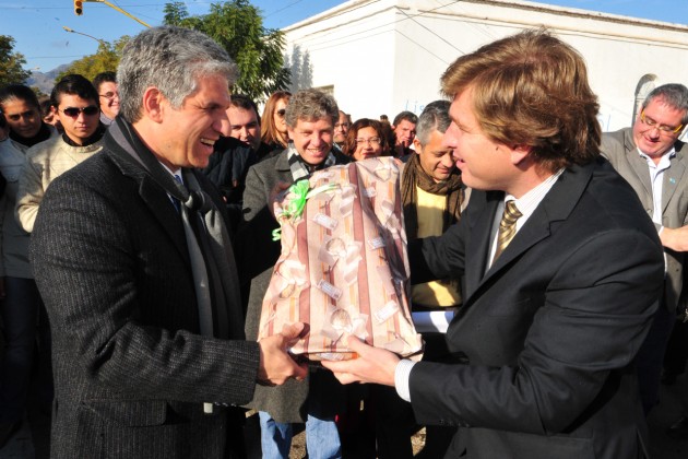 El Intendente de Lujan hace entrega al Gobernador de un presente