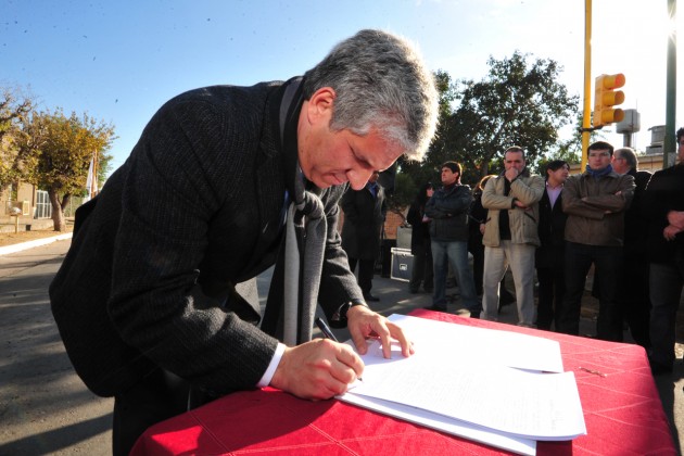 El gobernador, Claudio Poggi, firmó el decreto de homologación. 