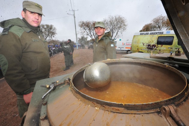 Con la ayuda del ejército se cocinaron 2 mil litros de locro. Para más de 600 personas.