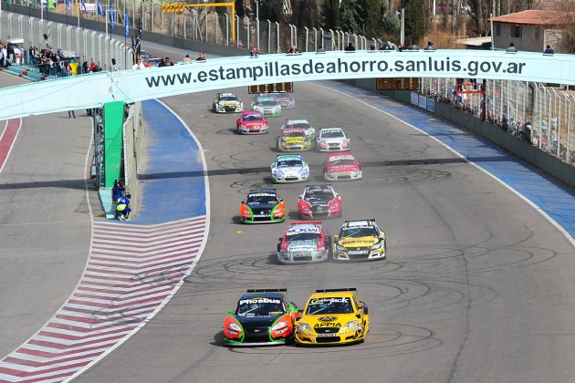 Vibrantes y peleada fueron las últimas vueltas en Potrero, "Pechito" (auto amarillo) no pudo recuperar la punta. 