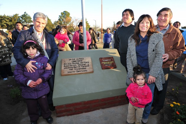 En el centro de la plaza el gobernador junto a la intendenta descubrió una placa recordatoria.