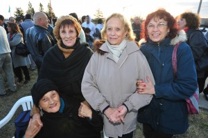 Nora junto a su madre y a sus amigas. En los festejos del barrio.