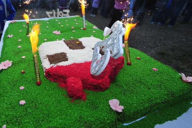 Los vecinos recibieron los 25 años del barrio, y lo festejaron en la plaza central, con música, y una torta gigante.