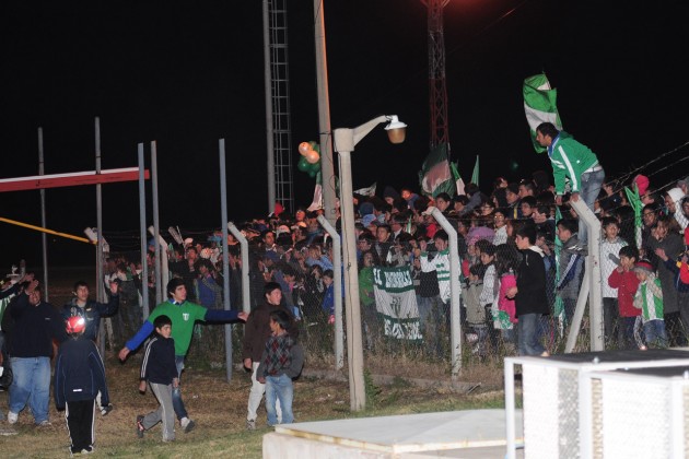 Miles de hinchas, coparon el domingo las instalaciones del aeropuerto.