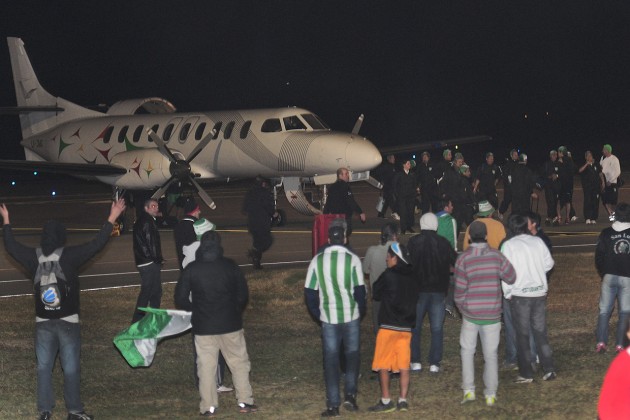 El plantel llegó en avión y aceleró el festejo en el Coliseo.