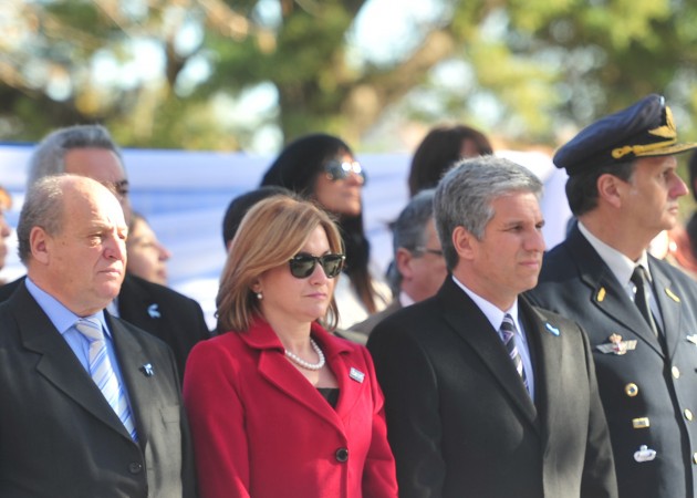 el gobernador Poggi siguió el desfile desde el palco acompañado por su esposa, el intendente Mario Merlo y demás autoridades