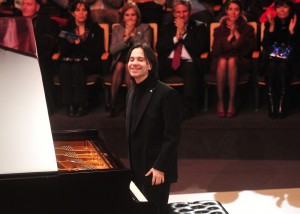 El gobernador presenció el concierto en primera fila.