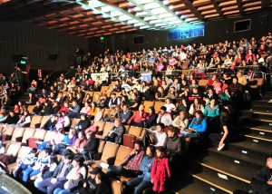 Más de doscientas personas. La Sala Hugo del Carril repleta.