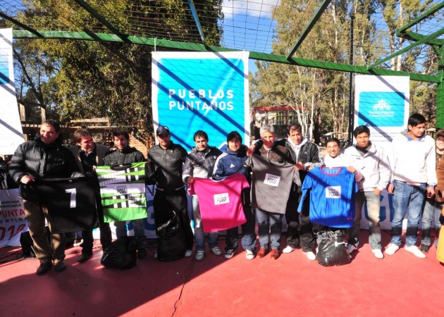 Los futbolistas amateur recibieron indumentaria para competir