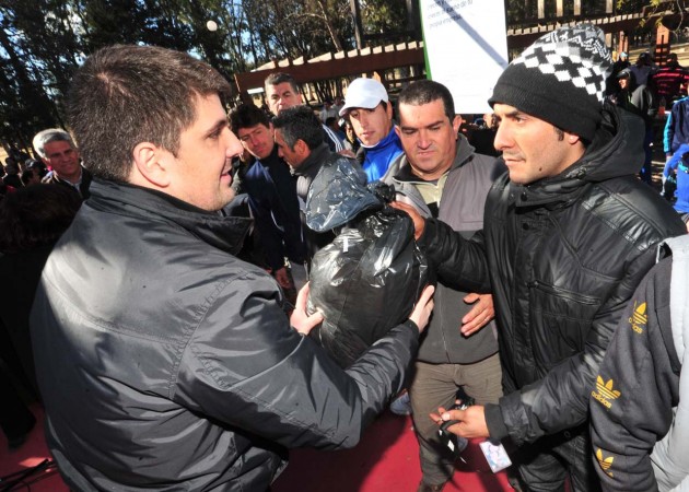 Uno de los equipos recibe por parte del Secretario General, Legal y Técnico, elementos deportivos para el campeonato