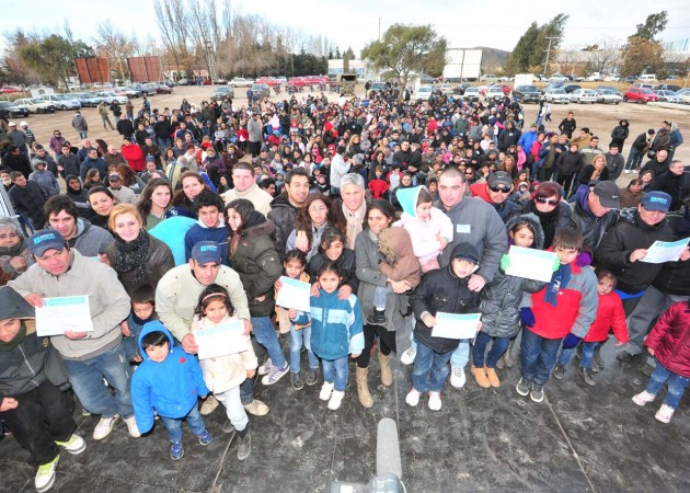 Cientos de familias felices con el anuncio de la construcción de sus casas