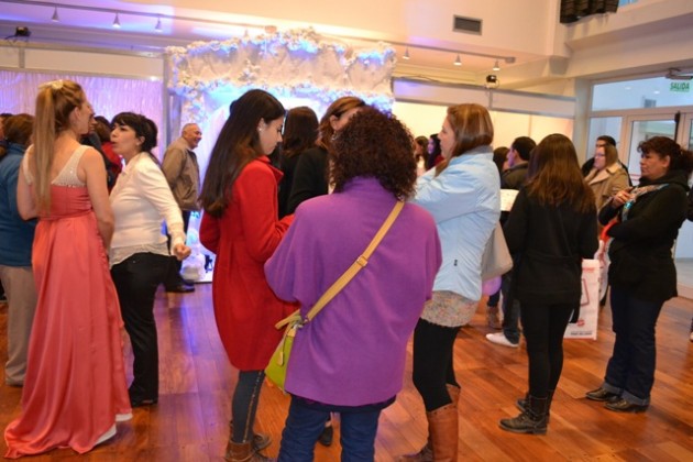 Novias y quinceañeras pudieron ver distintas opciones para la fiesta.