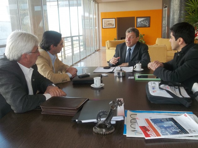 Walter Padula, junto al director de la firma textil ‘Ebano SRL’, Jorge Pedro Alloco, durante el encuentro