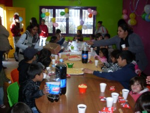 El festejo incluyó la tradicional torta de cumpleaños y entrega de regalos a todos los niños.