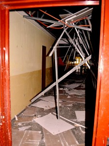 El incendio provocó daños en una ala de la escuela.