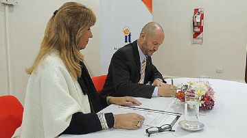 Marcelo Mancini al momento de la firma del convenio. A su derecha, la directora del Instituto Tecnológico, Silvia Correché.    