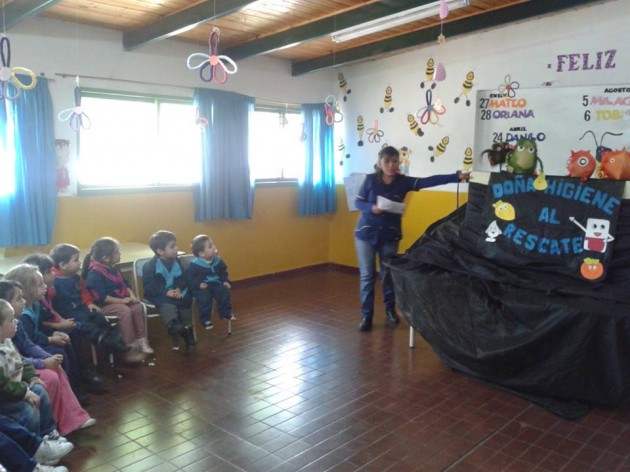 Los agentes sanitarios presentaron la función en el Jardín Maternal Arrorró,