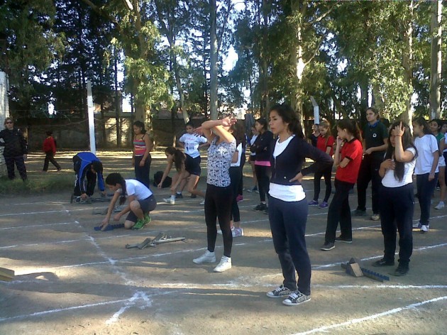 Unos 100 alumnos desarrollaron 15 pruebas atléticas en la cancha del Ejército Argentino.