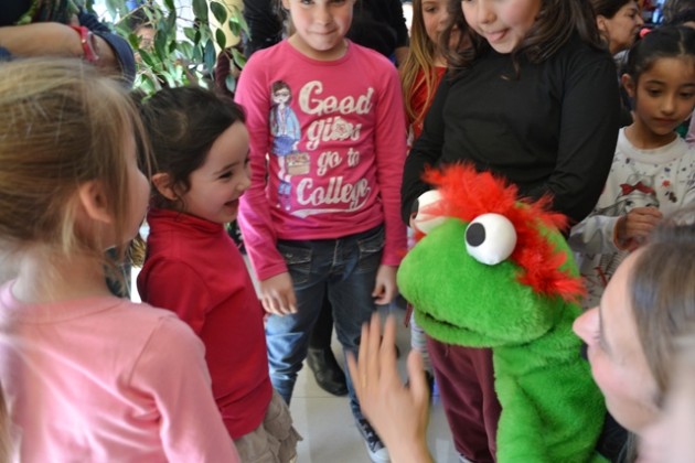 Personajes animados, títeres y actividades recreativas y culturales.