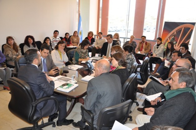 Los integrantes de ministerio de Educación durante la reunión.