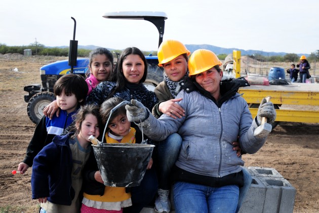 Mujeres en acción: Todas trabajan día a día por el sueño de la vivienda propia