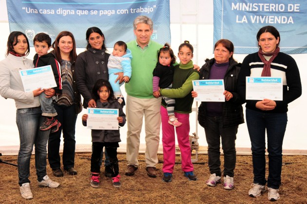 El Gobernador entregó certificados a familias 