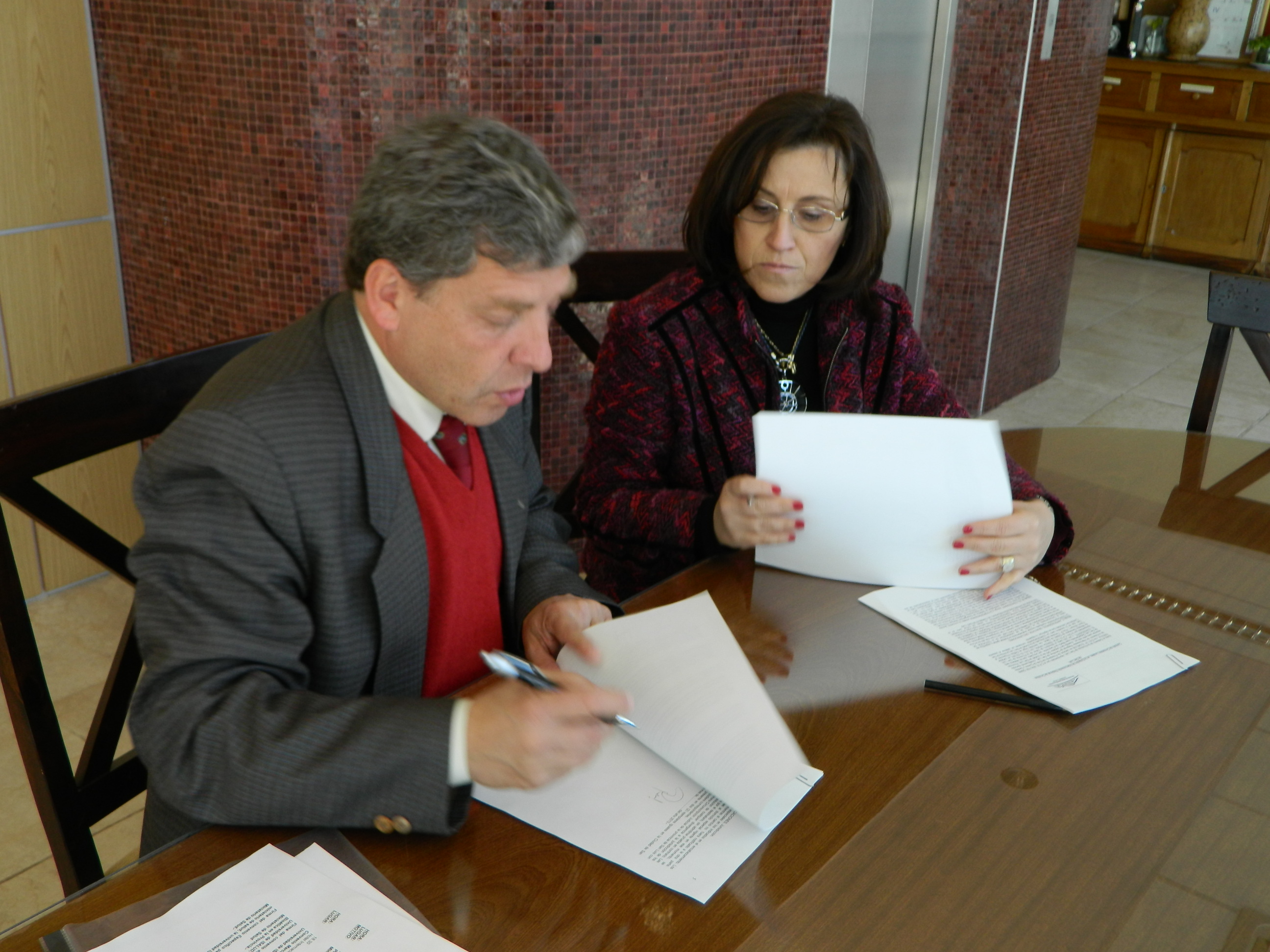 Los ministros Teresa Nigra y Water Padula, durante la firma de contrato