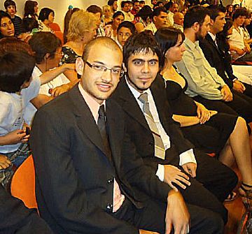 Maximiliano (izquierda) y uno de sus compañeros del IT en su acto de graduación