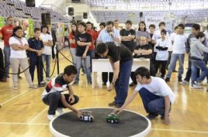 La competencia de Sumo Robot atrajo la atención del público en la edición 2012