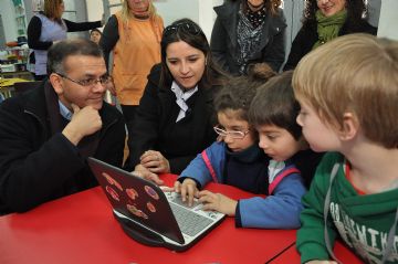 El educador Harsh Rajan durante su visita a la Escuela Digital “Albert Einstein”