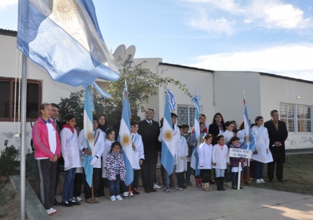 Abanderados desayunarán con el Gobernador Claudio Poggi.