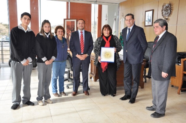 Directivos y alumnos junto al ministro de Educación.