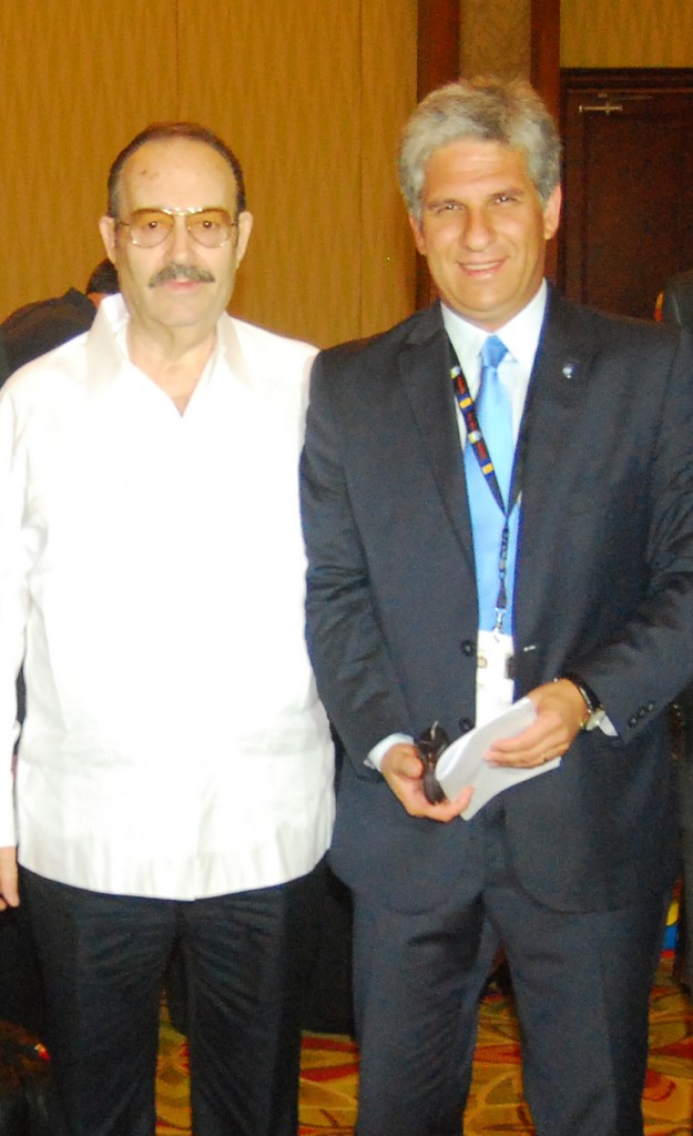 El presidente de la ODEPA, Mario Vazquez Raña, junto a Claudio Poggi