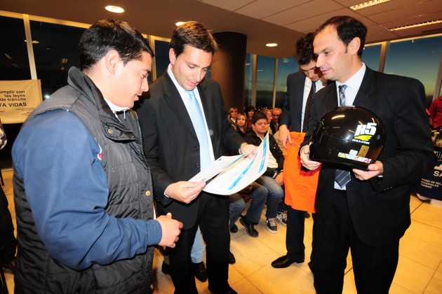 El ministreo de seguridad  entrega casco a un capacitado
