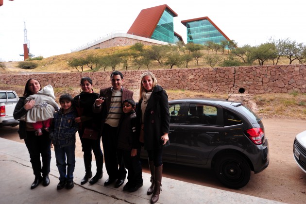 Juan Pablo Guanziroli junto a su familia, recibió con mucha alegría la llave de su flamante 0Km