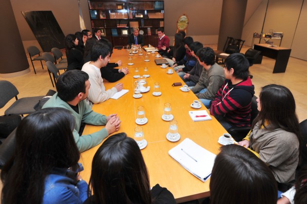 El Gobernador CPN Claudio Poggi dialogando con estudiantes de Ingeniería Industrial.